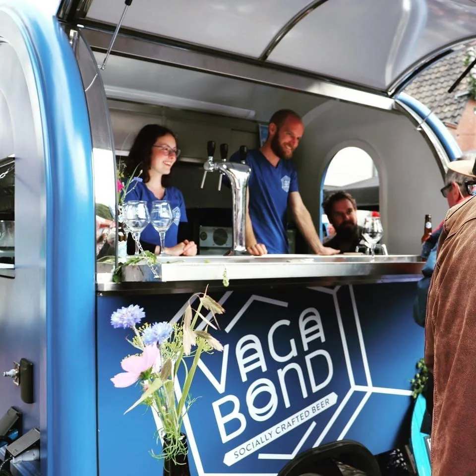 Remorque bar bleue ouverte en service lors d’un événement