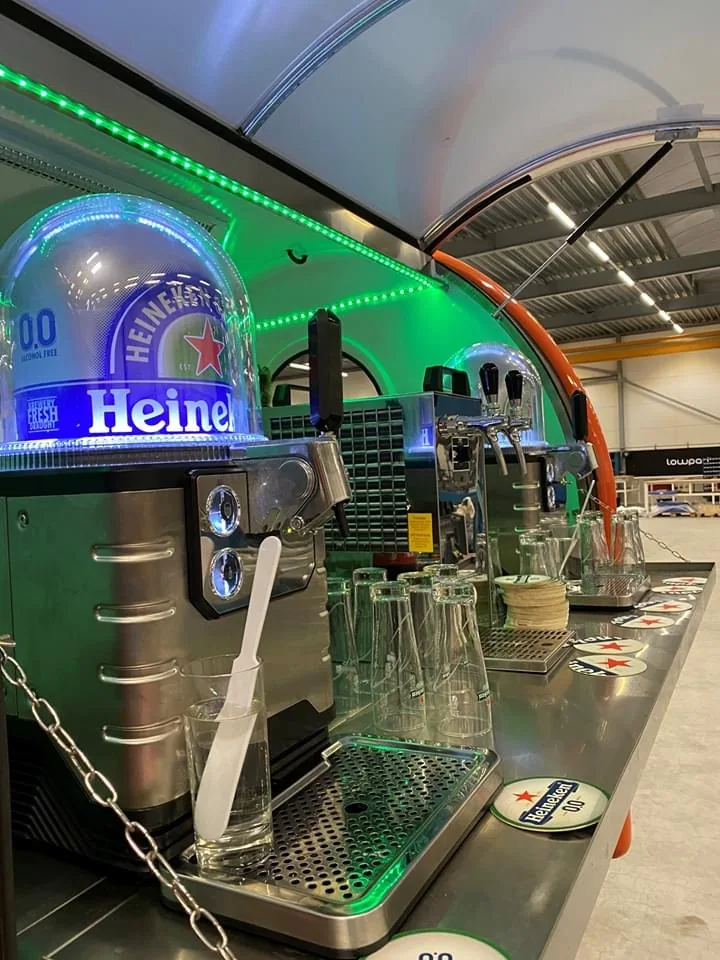 Gros plan sur des tireuses à boissons installées dans une remorque bar