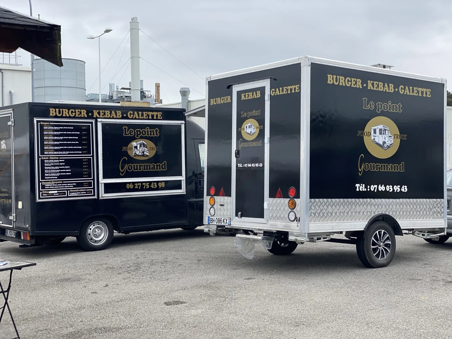 Remorque food truck carrée noire vue de l’arrière et de profil