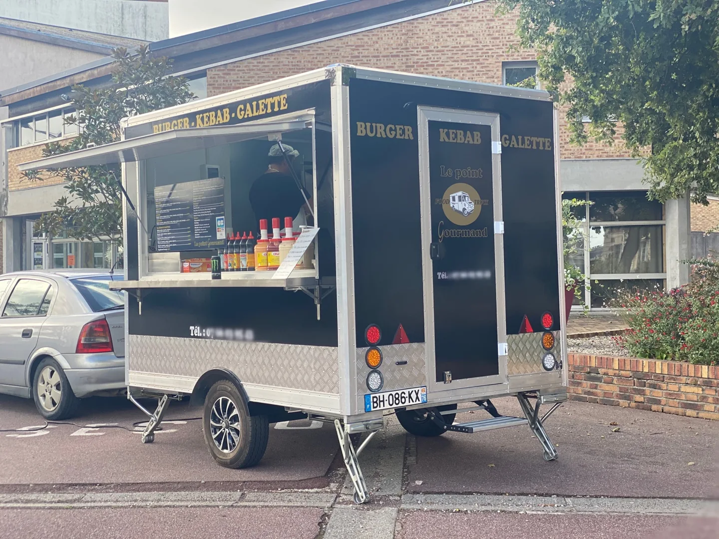 Remorque food truck carrée noire vue de trois quarts avec ouverture de service