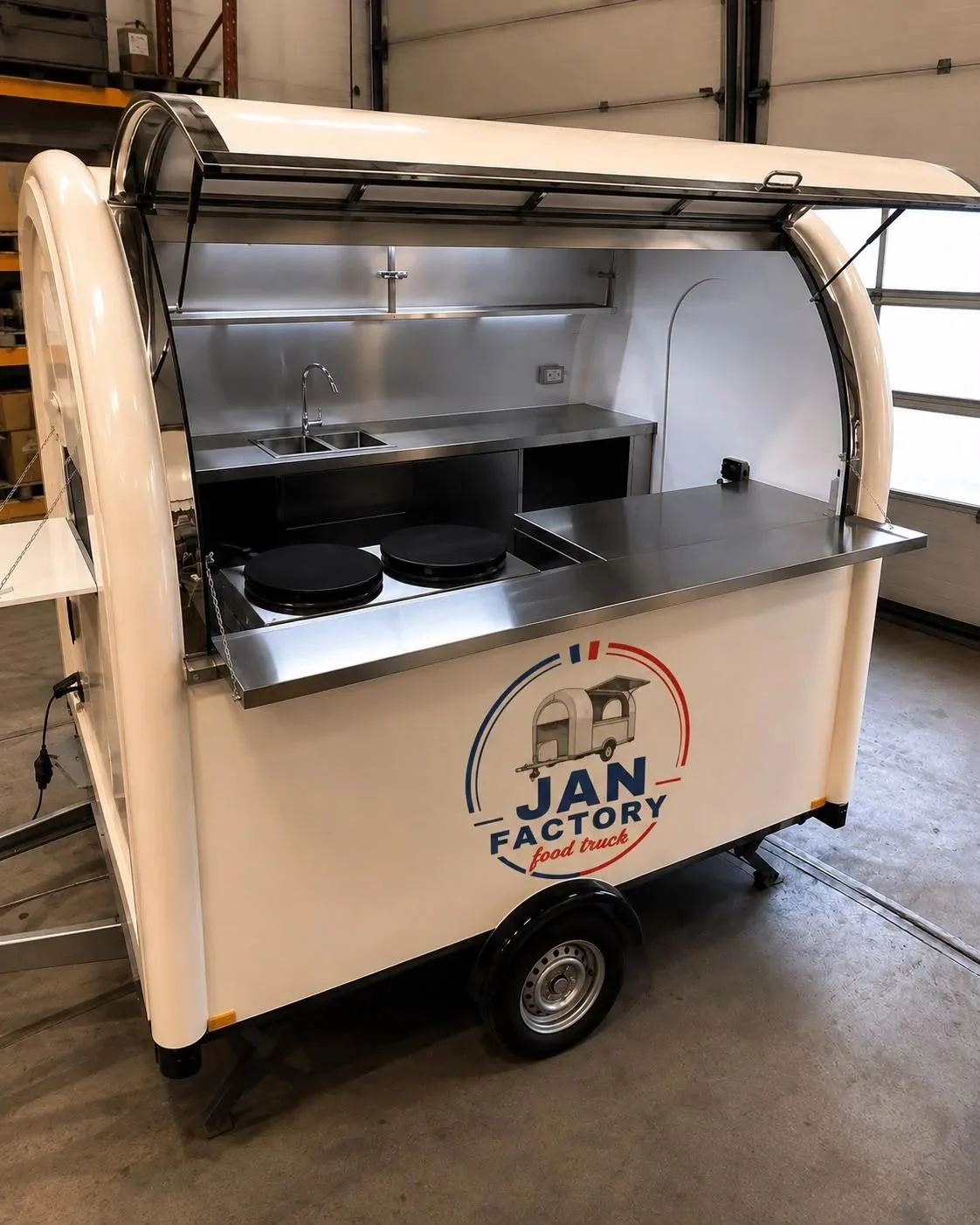 Remorque M-230 crème au logo JAN FACTORY, ouverte sur deux crêpières dans l’atelier