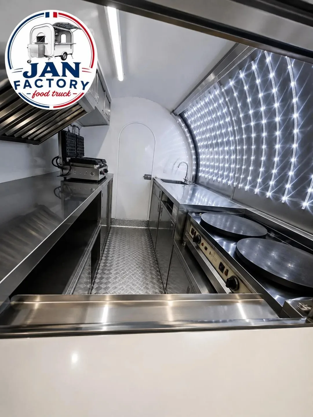 Intérieur de la M-230 avec deux crêpières, gaufrier, hotte inox, évier et logo JAN FACTORY