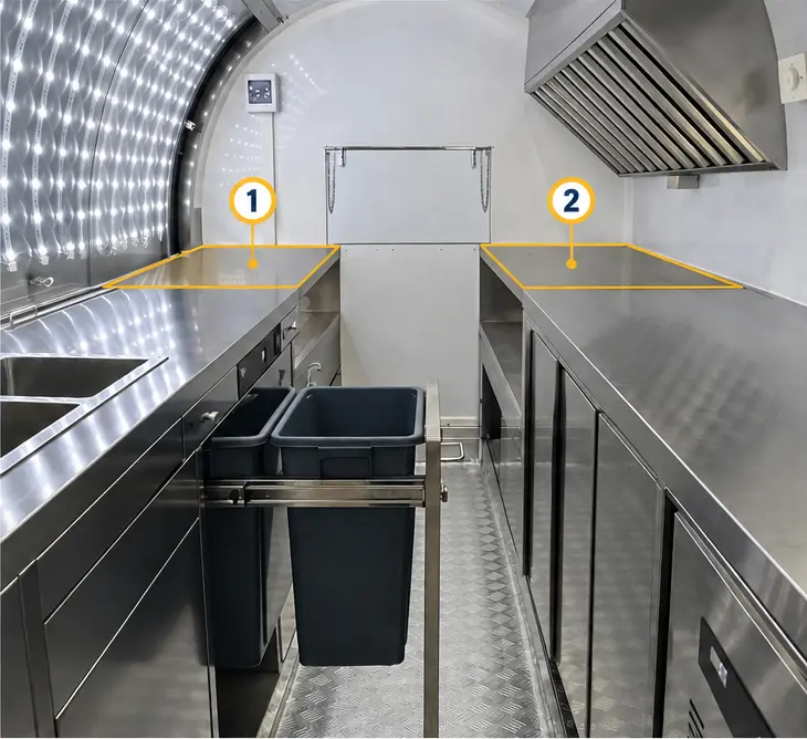 Plan de travail avec les deux tablettes amovibles