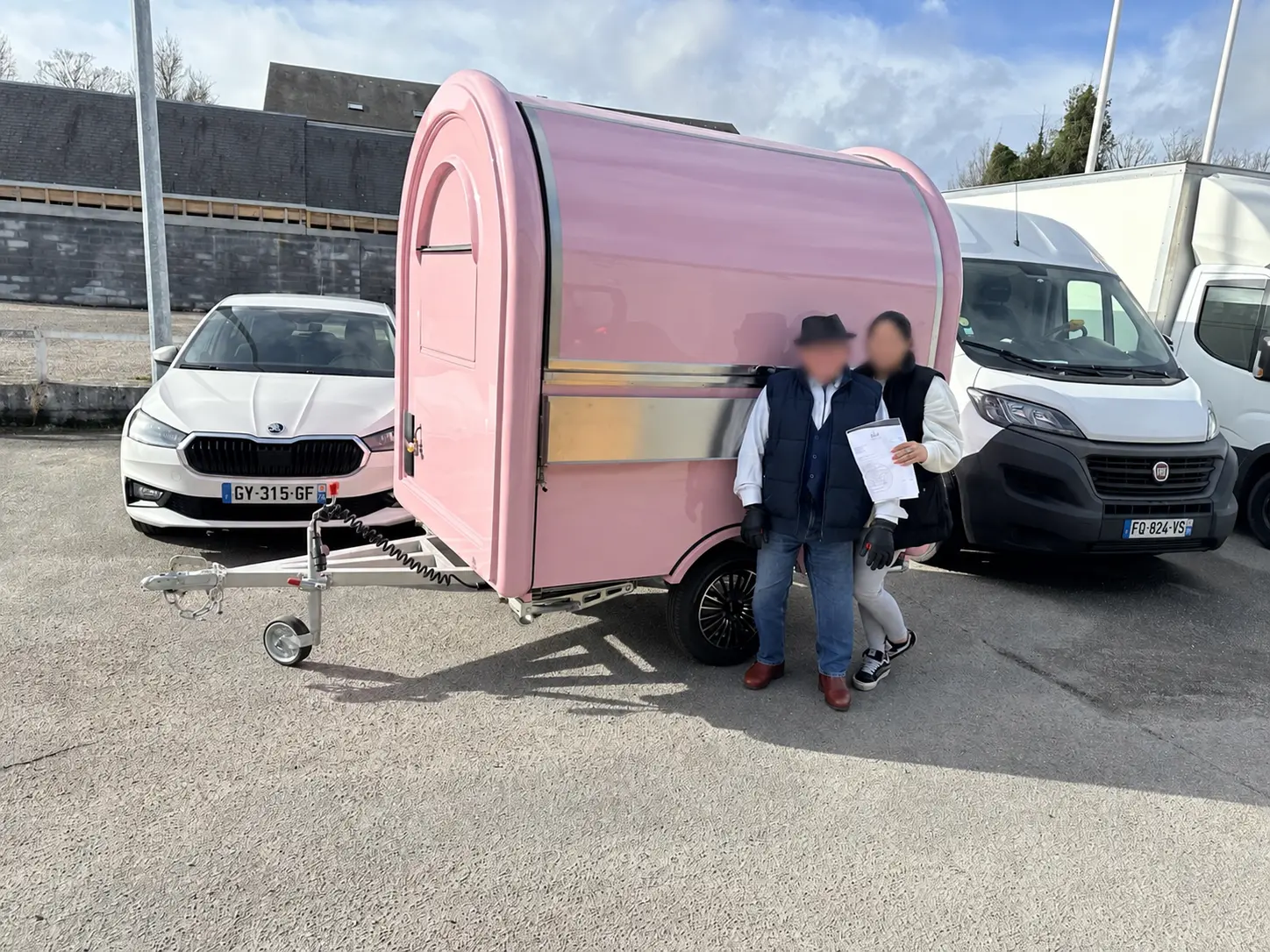Clients avec leur remorque rose